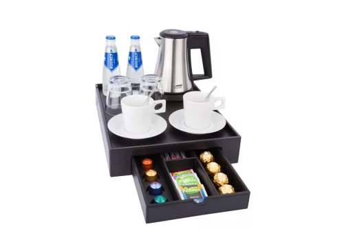 Space tray with 0,5L kettle and 2 white cups